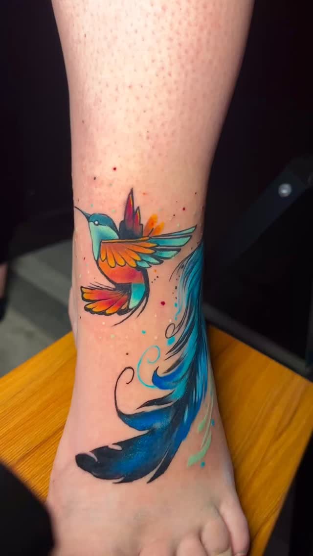 Vibrant, full of life and color — this stunning hummingbird tattoo was created by @mariusz_detka_tattoo for our amazing Agnieszka 💙🧡💜
A perfect blend of energy, grace, and freedom.

💫 Wanna bring your own colors to life?
📍Book your session at Golden Hands Tattoo – Liverpool

#goldenhandstattoo #liverpool #uk #tattooliverpool #liverooltattoostudio #liverpooltattoo #liverpooltattooist #liverpooltattoostudio