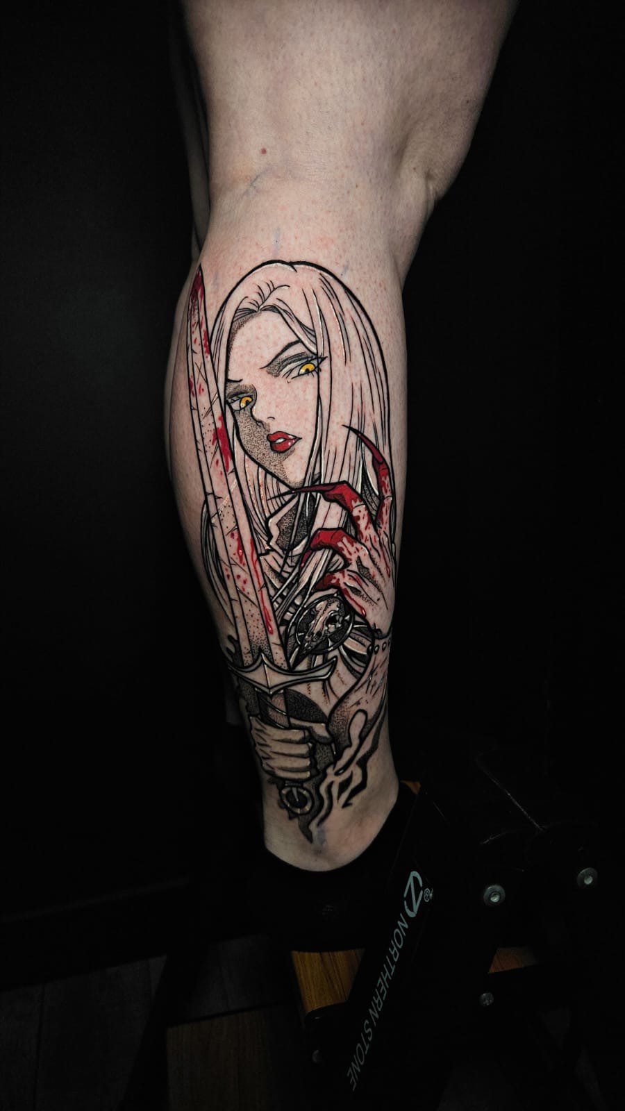 New piece by @shiryu1_tattoo inspired by Manon Blackbeak – sharp lines, striking eyes, and a fierce, witchy energy. 

If you love powerful fantasy tattoos, Alberto’s got you covered.

#goldenhandstattoo #liverpool #tattooliverpool #liverpooltattooartist #liverpooltattoo #liverpooltattoostudio #uktattoo