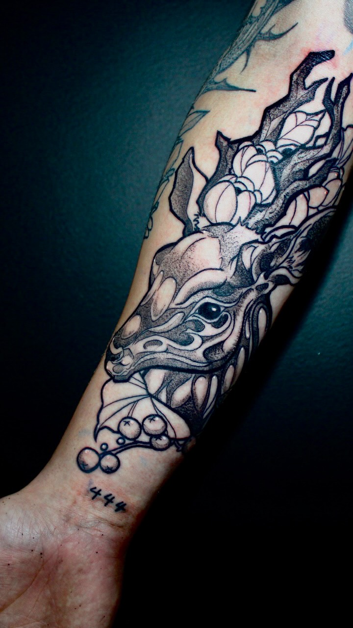 A beautiful blackwork tattoo featuring a stylized deer skull intertwined with organic shapes and delicate dotwork.

Tattoo by @shiryu1_tattoo Alberto ✨
If you love detailed blackwork and unique designs, book your tattoo with him at Golden Hands Tattoo.