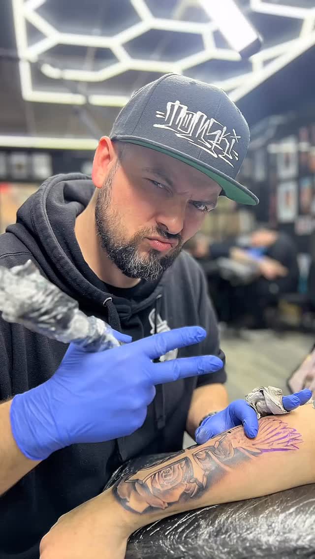 This was a big project completed over two days in a row as our client’s very first tattoo.

Thank you so much for your trust — we truly appreciate it.
We love creating meaningful first tattoos like this and always encourage taking on larger, statement projects 

Tattoo done by @tomskitattoo 

#goldenhandstattoo #liverpool #tattooliverpool #liverooltattoostudio #tattooliverpoolstudio