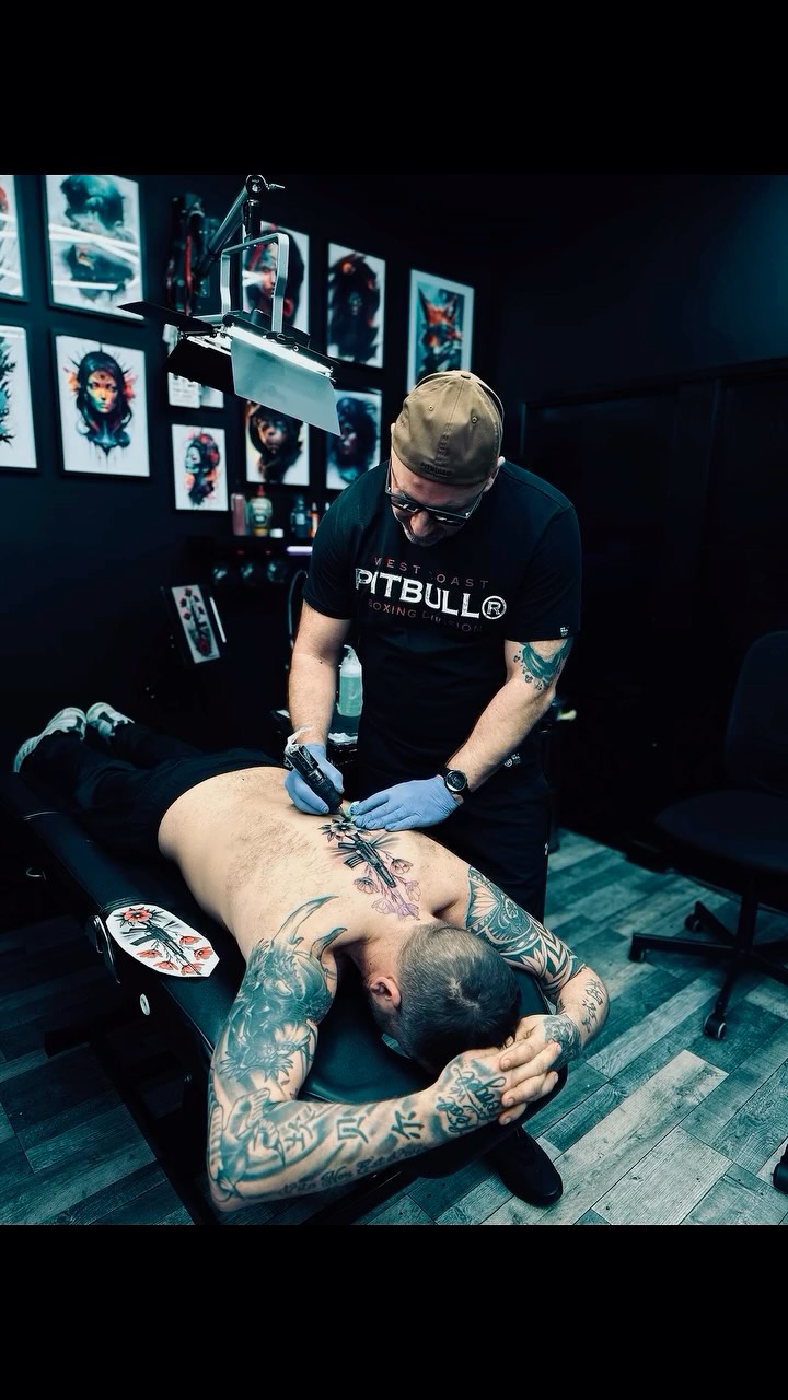 This tattoo was done by @mariusz_detka_tattoo — a design combining a rifle with red poppies. 

Book your appointment with Mariusz to get your own custom piece!

#goldenhandstattoo #liverpool #uktattoo #liverpooltattoo #liverpooltattooartist l