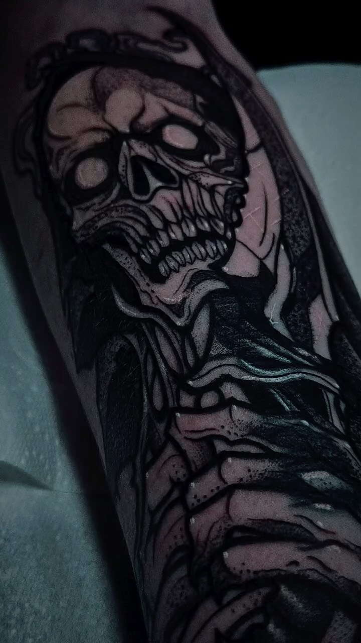 Dark skull cover-up by @shiryu1_tattoo Alberto. Strong blackwork, sharp details and smooth flow turned an old tattoo into a bold new piece with attitude and depth. Big thanks to the client for the trust and for sitting through the whole process like a champ.