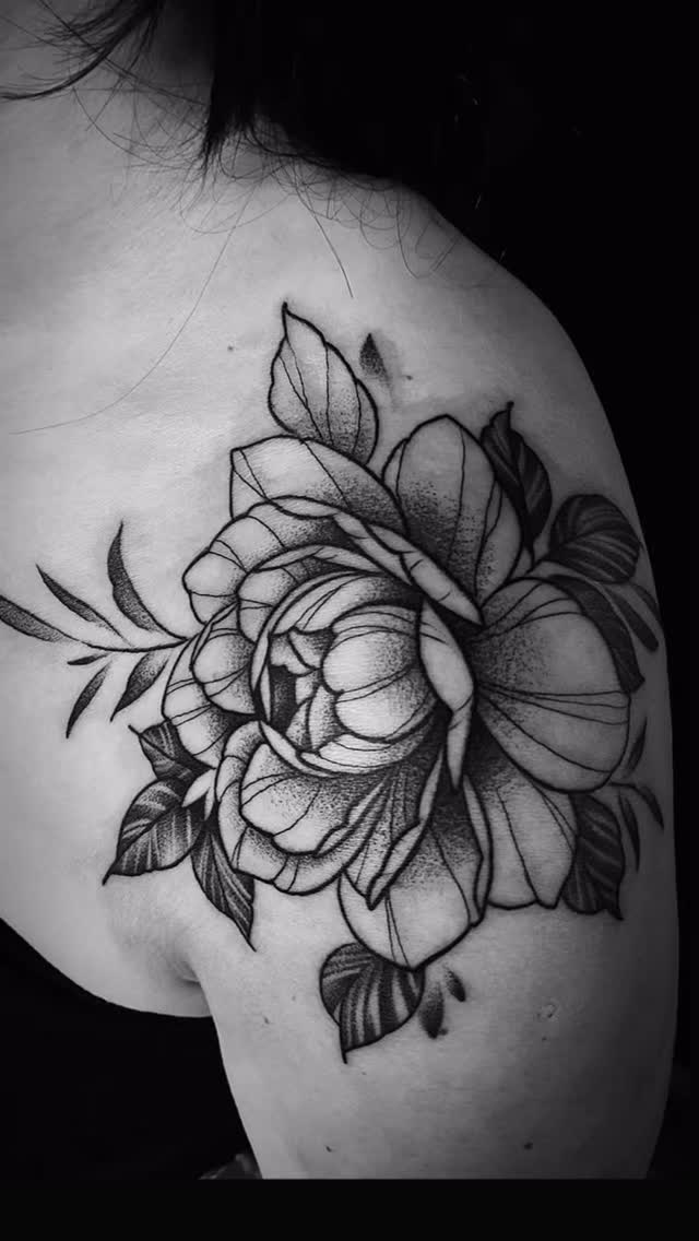 Black and grey peony tattoo with soft shading, fine lines, and delicate leaves flowing naturally over the shoulder. Tattoo by @tomskitattoo 

#goldenhandstattoo #tattooart #tattooliverpool #liverooltattoostudio #tattoolovers