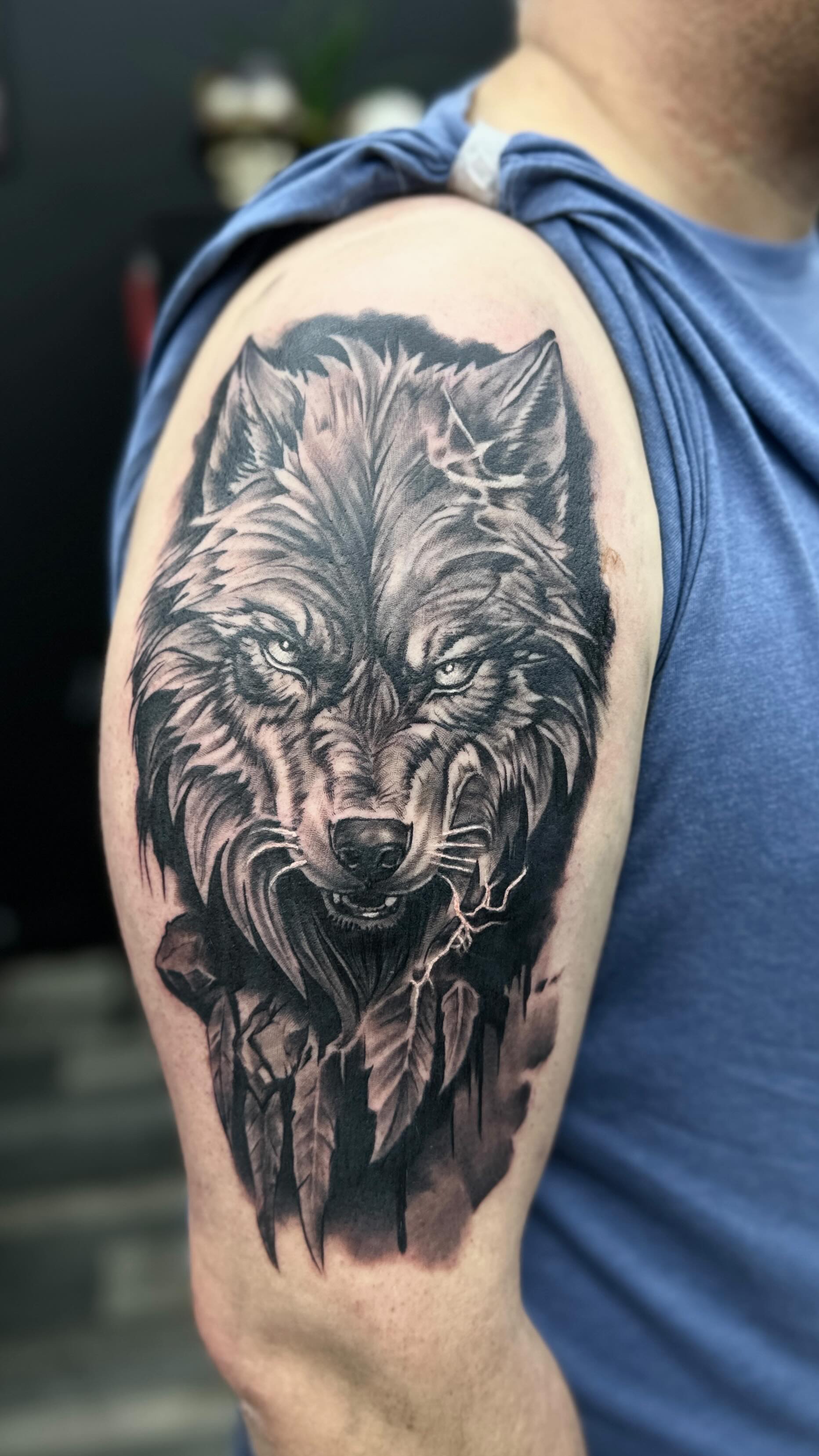 Black and grey wolf by @mariusz_detka_tattoo 

Simple, solid piece with a lot of depth and textures throughout the fur and eyes . 

If you would like to book an appointment 
Simply DM us on Facebook OR 
Instagram: @golden_hands_tattoo 
OR call us on the following number:

☎️ 0151 222 3627

Address: 
21 Williamson Street 
L 1 1EB

#liverpooltattoostudio #goldenhandstattoo #tattooliverpool #liverpooltattooartist #liverpooltattoo
